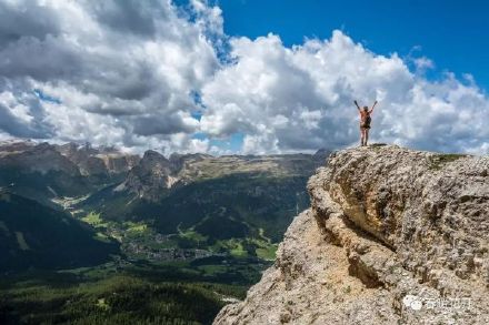 【郭偉稅悟】人的高度是雙手決定的 旅游希望愿景登山